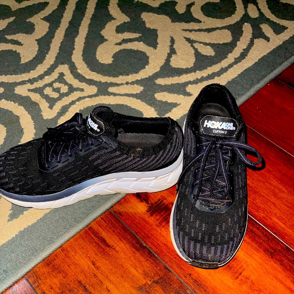 hoka tennis shoes womens